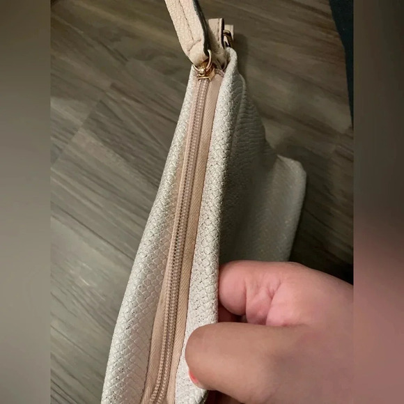 Jennifer Lopez Cream and Pink Textured Clutch with Elegant Strap - Picture 7 of 8